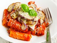 Рецепта Паста / макарони с патладжан, домати, чесън и босилек